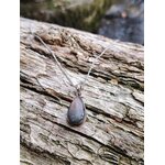 Pendentif labradorite violette en argent 925 posé sur écorce, bijou en pierre naturelle évoquant la vigilance intérieure, l’intuition et la stabilité émotionnelle.