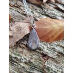Bijou labradorite violette sur écorce avec feuille beige, pendentif en pierre naturelle relié à la vision intérieure, au discernement et à la sagesse subtile.