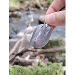 Bijou en labradorite grise près d’un cours d’eau, pierre naturelle évoquant l’intuition, la fluidité intérieure et l’équilibre émotionnel.