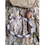 Bracelet trio améthyste, quartz rose et cristal de roche sur écorce en photo lifestyle, énergie douce, amour de soi et sérénité