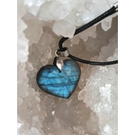 Pendentif cœur en labradorite aux reflets bleus sur décor minéral, bijou en pierre naturelle associé à l’apaisement, à la souplesse émotionnelle et à l’écoute de soi.