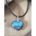 Pendentif cœur en pierre labradorite sur décor bois naturel, collier en pierre naturelle relié à l’harmonie intérieure, au recentrage et à la douceur émotionnelle.