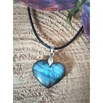 Pendentif cœur en labradorite à labradorescence bleue sur fond bois, bijou en pierre naturelle évoquant la lucidité, l’ancrage doux et la sérénité des pensées.