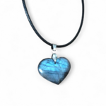 Pendentif cœur en labradorite sur fond blanc, bijou en pierre naturelle aux reflets profonds, associé au recentrage, à la clarté d’esprit et à l’équilibre émotionnel.