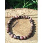 Bracelet rhodonite 6 mm sur support en bois avec feuillage vert, pardon intérieur, apaisement affectif et émotions plus douces