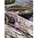 Pendentif lépidolite en argent 925 sur bois flotté au bord de l’eau, bijou en pierre naturelle relié à l’apaisement, à la douceur du cœur et à l’équilibre émotionnel.