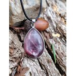 Pendentif lépidolite argent 925 sur écorce de bois, bijou en pierre naturelle évoquant le relâchement, la paix du mental et le réconfort émotionnel.