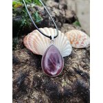 Pendentif lépidolite en argent 925 posé sur décor naturel avec coquillages, bijou en pierre naturelle associé à l’apaisement, à l’équilibre intérieur et à la douceur émotionnelle.