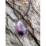 Pendentif lépidolite en argent 925 sur écorce de bois, bijou en pierre naturelle lié au calme des pensées, à la sensibilité équilibrée et à la stabilité intérieure.