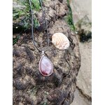 Pendentif lépidolite en argent 925 sur rocher avec coquillage, bijou en pierre naturelle associé au réconfort, à la relaxation et à l’harmonie intérieure.