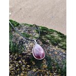 Pendentif lépidolite en argent 925 posé sur bois flotté en bord de mer, bijou en pierre naturelle associé à la sérénité, au lâcher-prise et à l’harmonie émotionnelle.