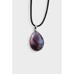 Pendentif lépidolite en argent 925 sur fond blanc, bijou en pierre naturelle relié au calme intérieur, au recentrage et à la sérénité émotionnelle.
