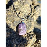 Collier pendentif lépidolite violette sur pierre naturelle, bijou en pierre naturelle associé à l’apaisement, à la clarté intérieure et à la sensibilité équilibrée.