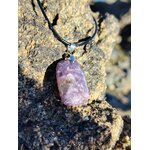 Pendentif lépidolite rectangulaire sur rocher, bijou en pierre naturelle associé au calme intérieur, à la douceur émotionnelle et au recentrage.