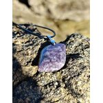 Pendentif lépidolite rectangulaire sur rocher en Bretagne, bijou en pierre naturelle évoquant la confiance douce, la stabilité émotionnelle et le réconfort intérieur.