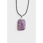 Pendentif lépidolite rectangulaire sur fond blanc avec cordon noir, collier en pierre naturelle relié à l’apaisement, à la sérénité et à l’équilibre intérieur.