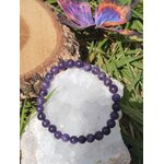 Bracelet lépidolite 6 mm sur amas de quartz avec décor papillon, clarté apaisée, harmonie intérieure et souffle émotionnel plus léger