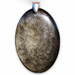 Gros plan sur pendentif obsidienne dorée noir et or sur fond blanc, pierre naturelle reliée au recentrage, à la lucidité et à la protection subtile.