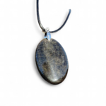 Pendentif obsidienne dorée sur fond blanc, bijou en pierre naturelle associé à la profondeur intérieure, à la protection énergétique et au recentrage.