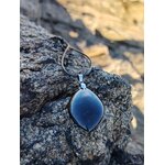 Pendentif tourmaline noire marquise posé sur rocher en bord de mer en Bretagne, bijou en pierre naturelle associé à la protection, à l’ancrage et à la stabilité intérieure.