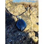 Pendentif tourmaline noire marquise sur rocher en bord de mer en Bretagne, bijou pierre naturelle lié à l’enracinement, à la vigilance et à l’équilibre intérieur.