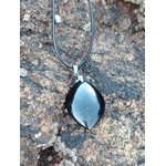Pendentif tourmaline noire marquise sur roche naturelle, bijou en pierre naturelle associé au calme intérieur, à la confiance et à l’enracinement.