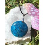 Pendentif apatite bleue sur pierre claire avec aile de papillon, bijou en pierre naturelle associé à la sensibilité équilibrée, à l’expression de soi et au calme.