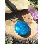 Pendentif apatite bleue naturelle, pierre associée à l’apaisement des émotions, au chakra gorge et à l’expression authentique.