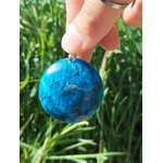Pendentif apatite bleue qualité extra tenu à la main, pierre naturelle reliée à la clarté d’expression, à l’équilibre intérieur et à la confiance paisible.