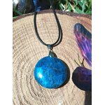 Pendentif apatite bleue sur bois avec papillon, bijou en pierre naturelle évoquant la confiance douce, la sérénité émotionnelle et la parole fluide.