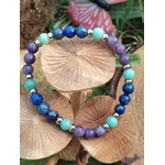 Bracelet Angoisse en lapis lazuli, lépidolite et amazonite sur champignons en décor forêt, apaisement émotionnel et retour au calme
