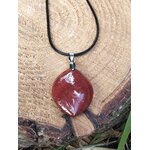 Collier jaspe rouge sur support bois, bijou en pierre naturelle associé au calme du cœur, à la stabilité émotionnelle et à la chaleur intérieure.