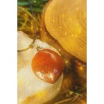 Pendentif pierre jaspe rouge sur amas de quartz et rondin de bois, bijou en pierre naturelle évoquant le recentrage, la solidité émotionnelle et la présence à soi.