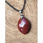 Pendentif jaspe rouge sur rondin de bois, pierre naturelle reliée à l’enracinement, à la volonté et à l’équilibre intérieur.
