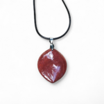 Pendentif jaspe rouge sur cordon noir, bijou en pierre naturelle relié à l’élan intérieur, à l’assurance et à la force tranquille.