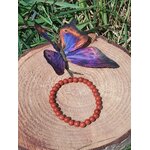 Bracelet jaspe rouge 6 mm sur bois avec papillon violet et herbes, perles rouge terracotta pour audace, aplomb et équilibre du ressenti