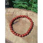Bracelet jaspe rouge 6 mm sur grand disque de bois, perles rouge brun légèrement veinées, concentration, aplomb et détermination