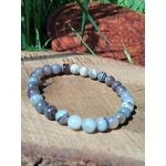 Bracelet Agate du Botswana 6 mm posé sur roche, perles naturelles en décor minéral, calme intérieur et stabilité émotionnelle