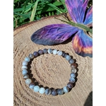 Bracelet Agate du Botswana sur tranche de bois avec papillon multicolore, ancrage rassurant et protection apaisante