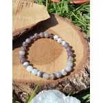 Bracelet Agate du Botswana sur support en bois naturel, perles naturelles 6 mm, consolation douce et paix retrouvée.