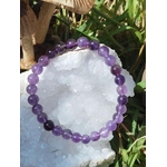 Bijou améthyste sur amas de quartz en décor nature, bracelet en pierre naturelle associé à la méditation, à l’inspiration et à l’harmonie