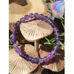 Bracelet améthyste 6 mm sur champignons en décor forestier, énergie douce pour relâcher la pression, calmer les pensées et respirer
