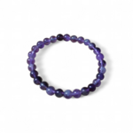 Bracelet améthyste violette sur fond blanc, bijou femme en perles 6 mm pour clarté mentale, sérénité et sommeil paisible