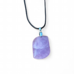Pendentif améthyste violette sur fond blanc, bijou en pierre naturelle pour calme intérieur et sérénité du ressenti