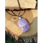 Pendentif améthyste violette sur tranche de bois, pierre naturelle pour équilibre émotionnel et esprit plus posé