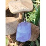Pendentif améthyste violette sur champignons et herbe, connexion spirituelle et harmonie du ressenti