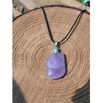 Pendentif améthyste sur fond clair, intuition sereine et équilibre émotionnel plus stable