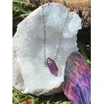 Pendentif pointe d’améthyste sur géode blanche irisée, chaîne en acier inoxydable, bijou en pierre naturelle associé à la sérénité, au recentrage et à la clarté intérieure.