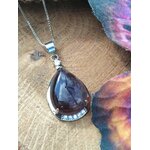 Pendentif améthyste monté sur métal argenté et posé sur rondin de bois avec décor féerique, harmonie intérieure et calme du cœur