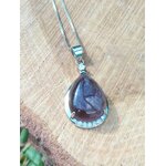 Pendentif améthyste forme goutte sur rondin de bois, cabochon violet foncé monté sur métal argenté pour sérénité et ressenti plus stable